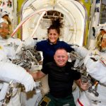 Los astronautas de pruebas de vuelo de la tripulación de Boeing Suni Williams y Butch Wilmore posan con los ingenieros de vuelo de la Expedición 71 Mike Barratt y Tracy Dyson a bordo del Quest de la Estación Espacial Internacional.