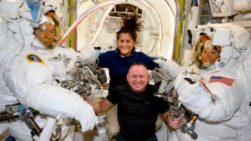 Los astronautas de pruebas de vuelo de la tripulación de Boeing Suni Williams y Butch Wilmore posan con los ingenieros de vuelo de la Expedición 71 Mike Barratt y Tracy Dyson a bordo del Quest de la Estación Espacial Internacional.