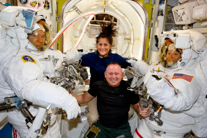 Los astronautas de pruebas de vuelo de la tripulación de Boeing Suni Williams y Butch Wilmore posan con los ingenieros de vuelo de la Expedición 71 Mike Barratt y Tracy Dyson a bordo del Quest de la Estación Espacial Internacional.