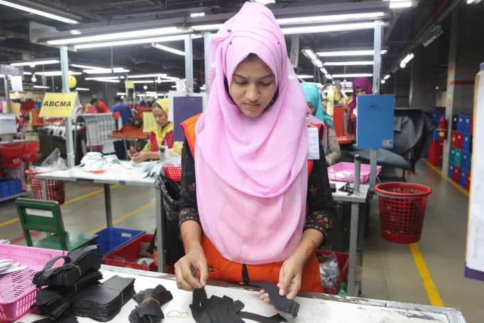 Un trabajador en una fábrica de ropa.