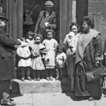 Annie Carlo-Blasi, reina de Little Italy, parada junto a una tienda de comestibles en Chicago, Illinois, 1914.