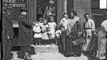 Annie Carlo-Blasi, reina de Little Italy, parada junto a una tienda de comestibles en Chicago, Illinois, 1914.