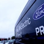 Ford desacelera sus planes de vehículos eléctricos, retrasa la camioneta y elimina el SUV de tres filas para reducir costos