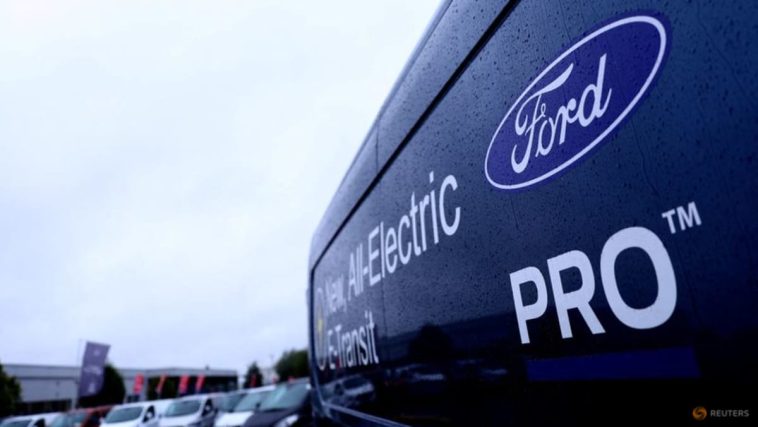 Ford desacelera sus planes de vehículos eléctricos, retrasa la camioneta y elimina el SUV de tres filas para reducir costos