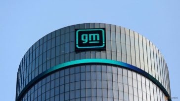 GM despide a más de 1.000 empleados asalariados de software y servicios