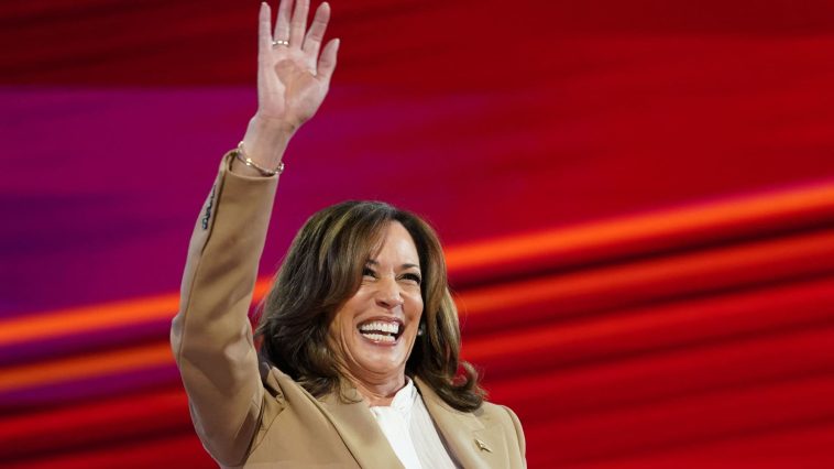 Kamala Harris recauda casi 500 millones de dólares