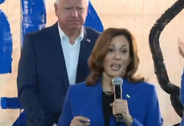 Kamala Harris y Tim Walz aplauden a Trump con alegría en Pensilvania