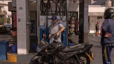 Un trabajador bombea combustible en una estación de servicio de YPF SA en Buenos Aires