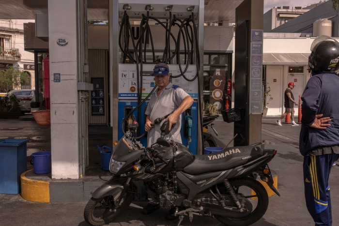 Un trabajador bombea combustible en una estación de servicio de YPF SA en Buenos Aires