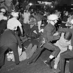 La policía se enfrenta a los manifestantes cerca del Hotel Conrad Hilton en la Avenida Michigan de Chicago el 28 de agosto de 1968 durante la Convención Nacional Demócrata