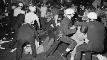 La policía se enfrenta a los manifestantes cerca del Hotel Conrad Hilton en la Avenida Michigan de Chicago el 28 de agosto de 1968 durante la Convención Nacional Demócrata