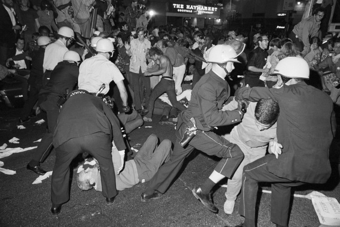 La policía se enfrenta a los manifestantes cerca del Hotel Conrad Hilton en la Avenida Michigan de Chicago el 28 de agosto de 1968 durante la Convención Nacional Demócrata