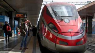 Un tren de alta velocidad en la estación de Roma