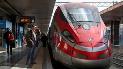 Un tren de alta velocidad en la estación de Roma