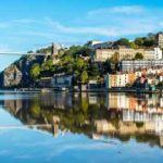 El puente colgante Clifton de Bristol y la ciudad reflejada en el río Avon