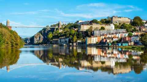 El puente colgante Clifton de Bristol y la ciudad reflejada en el río Avon