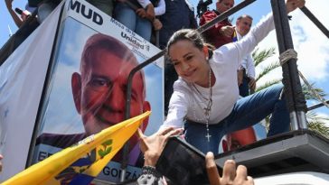 Líder opositor venezolano sale de su escondite en manifestación en medio de represión