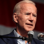 Los asesores de Biden le están dando al presidente hojas de trucos con imágenes grandes para ayudarlo a subir al podio en los eventos de discursos: informe