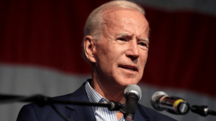 Los asesores de Biden le están dando al presidente hojas de trucos con imágenes grandes para ayudarlo a subir al podio en los eventos de discursos: informe