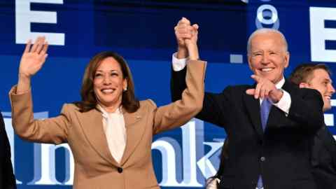 El presidente de Estados Unidos, Joe Biden, con la vicepresidenta y candidata presidencial demócrata para 2024, Kamala Harris