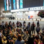 Manifestantes pro palestinos realizan una protesta frente a la sede de la Convención Nacional Demócrata en Chicago el 22 de agosto de 2024