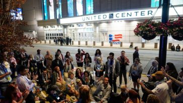 Manifestantes pro palestinos realizan una protesta frente a la sede de la Convención Nacional Demócrata en Chicago el 22 de agosto de 2024