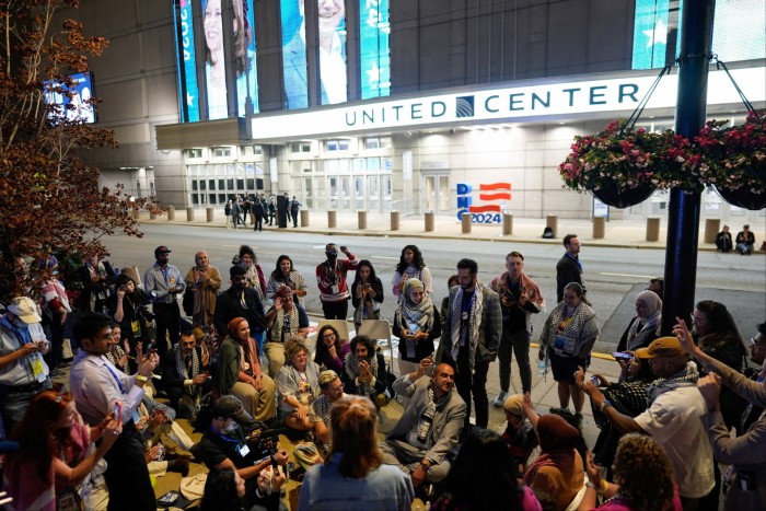 Manifestantes pro palestinos realizan una protesta frente a la sede de la Convención Nacional Demócrata en Chicago el 22 de agosto de 2024