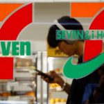 Mientras el propietario japonés de 7-Eleven evalúa una oferta, los fanáticos estadounidenses anhelan la comida 'conbini'