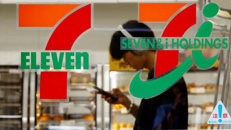 Mientras el propietario japonés de 7-Eleven evalúa una oferta, los fanáticos estadounidenses anhelan la comida 'conbini'