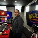 Víctor Martínez, creador y locutor del programa matutino El Relajo de la Mañana, posa en su estudio de radio en Allentown, Pensilvania.