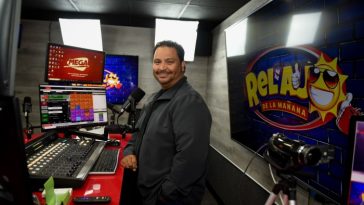 Víctor Martínez, creador y locutor del programa matutino El Relajo de la Mañana, posa en su estudio de radio en Allentown, Pensilvania.