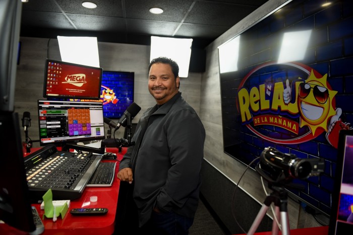 Víctor Martínez, creador y locutor del programa matutino El Relajo de la Mañana, posa en su estudio de radio en Allentown, Pensilvania.