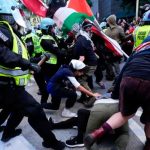 Policía y manifestantes se enfrentan en el consulado israelí durante convención en Chicago