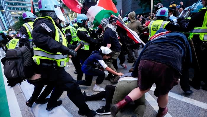 Policía y manifestantes se enfrentan en el consulado israelí durante convención en Chicago