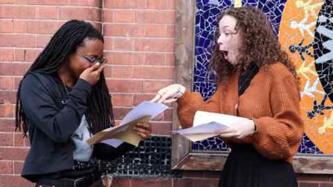 Los estudiantes reaccionan al recibir sus resultados de nivel A en Norlington School y 6th Form en Waltham Forest