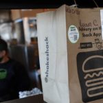 Shake Shack y Serve Robotics lanzan un robot autónomo de reparto en aceras en Los Ángeles