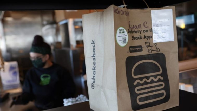 Shake Shack y Serve Robotics lanzan un robot autónomo de reparto en aceras en Los Ángeles