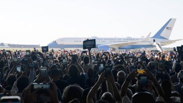 Trump promueve una falsa teoría conspirativa sobre el tamaño de la multitud que se congregará en la sede de la IA de Harris