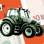 Imagen de montaje de un tractor, una horca, una vaca y billetes de dólar y euro.