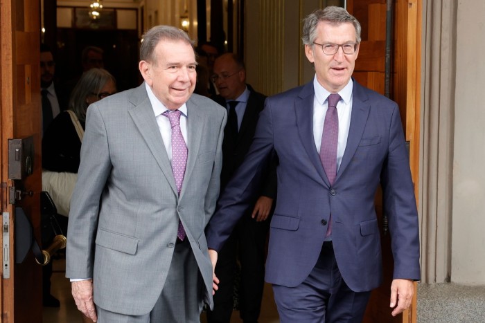 González con el líder de la oposición conservadora española Alberto Núñez Feijóo en Madrid la semana pasada