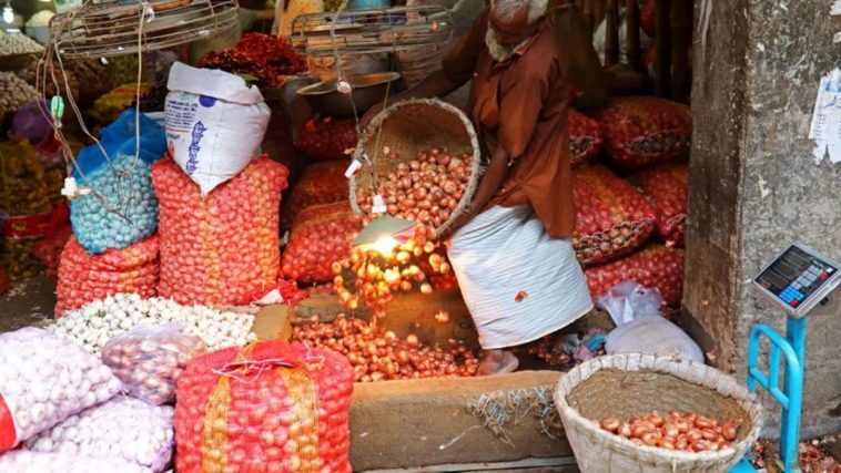 Bangladesh levanta los aranceles a la importación de cebollas para enfriar los precios