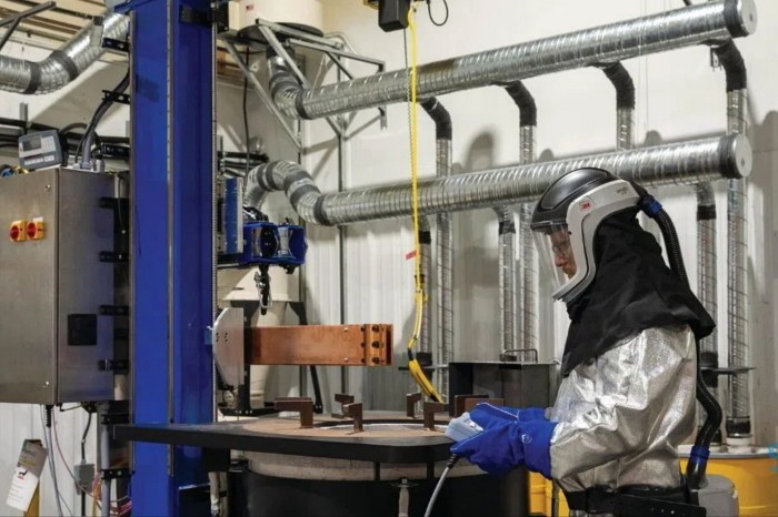 Trabajador dentro de la instalación de procesamiento de tierras raras del Consejo de Investigación de Saskatchewan