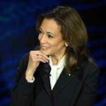 La vicepresidenta estadounidense y candidata presidencial demócrata Kamala Harris escucha al expresidente estadounidense y candidato presidencial republicano Donald Trump hablar durante el debate presidencial