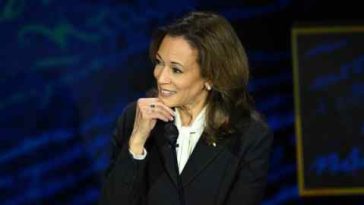 La vicepresidenta estadounidense y candidata presidencial demócrata Kamala Harris escucha al expresidente estadounidense y candidato presidencial republicano Donald Trump hablar durante el debate presidencial