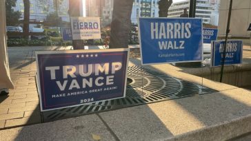 Carteles de campaña afuera de un centro de votación en Arlington, Virginia, el viernes