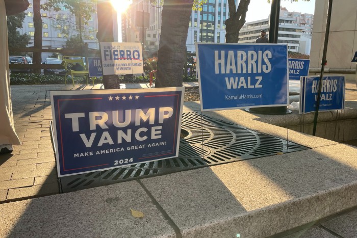 Carteles de campaña afuera de un centro de votación en Arlington, Virginia, el viernes