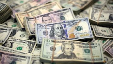 El dólar se mantiene firme tras un fuerte repunte mientras los oradores de la Fed esperan con ansias