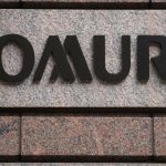 El organismo de control japonés recomendará sanciones a la unidad de corretaje de Nomura por presunta manipulación del mercado, informa Yomiuri