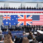 El primer ministro de Australia, Anthony Albanese, el presidente de Estados Unidos, Joe Biden, y el entonces líder del Reino Unido, Rishi Sunak, presentan el pacto Aukus en la base naval de San Diego en Estados Unidos en marzo de 2023