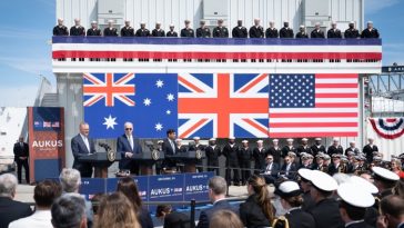 El primer ministro de Australia, Anthony Albanese, el presidente de Estados Unidos, Joe Biden, y el entonces líder del Reino Unido, Rishi Sunak, presentan el pacto Aukus en la base naval de San Diego en Estados Unidos en marzo de 2023